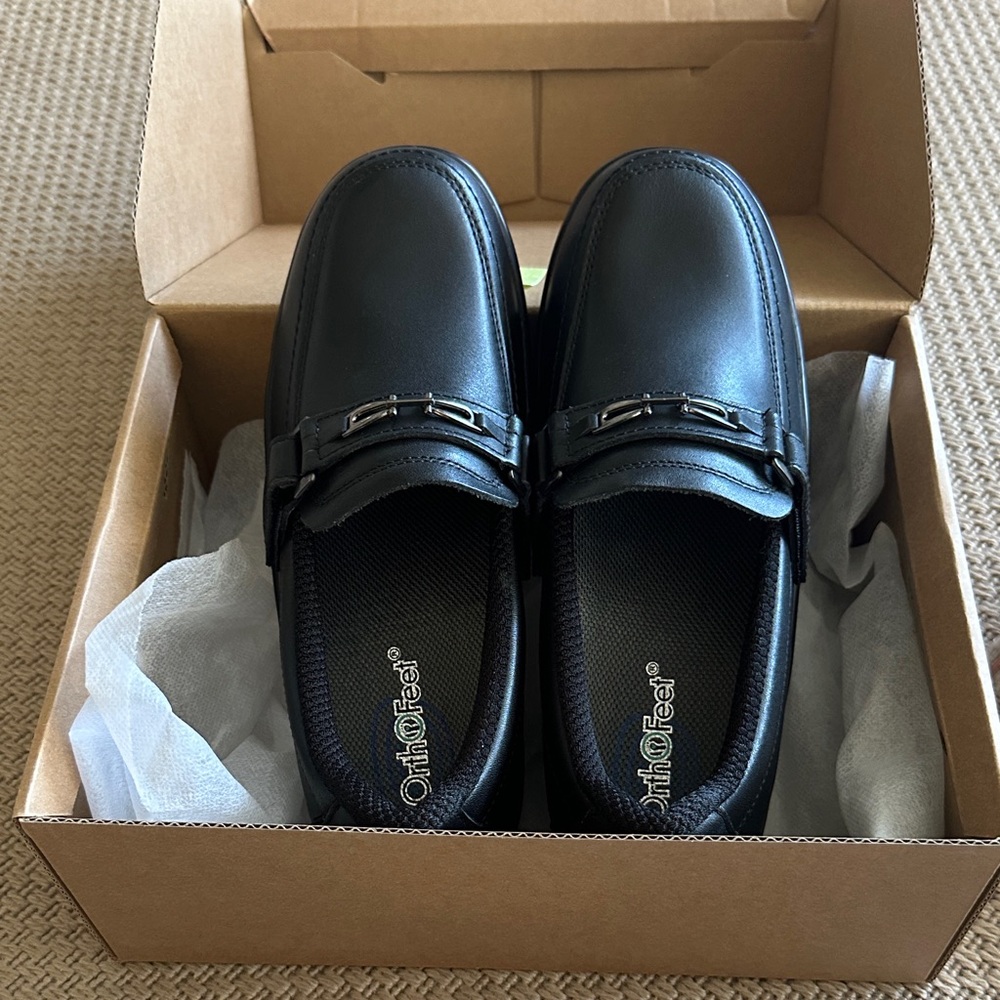 NWT:  Orthofeet Women’s Chelsea Black Loafers.  Size 7M
